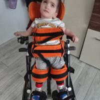 UPDATE 09.09.2024 – Micuțul Andrei are piciorușul în gips